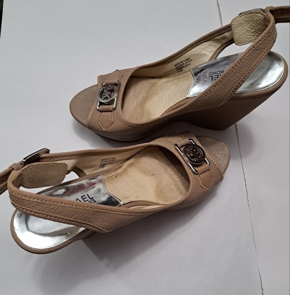 Michael Kors Charm Wedge Open Toe Sandal In Cement   Size 8.5 - Picture 2 of 13